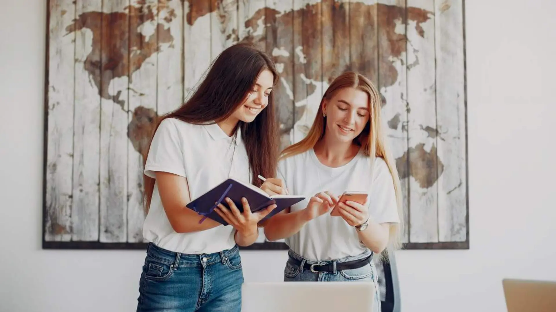 Aprende idiomas, viaja y trabaja  con nuestros cursos por todo el mundo. Imagen de Prostooleh en Freepik.